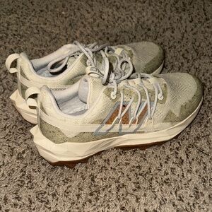 New Balance Women’s DynaSoft Tektrel V1 Trail Running Sneaker in size 8.5